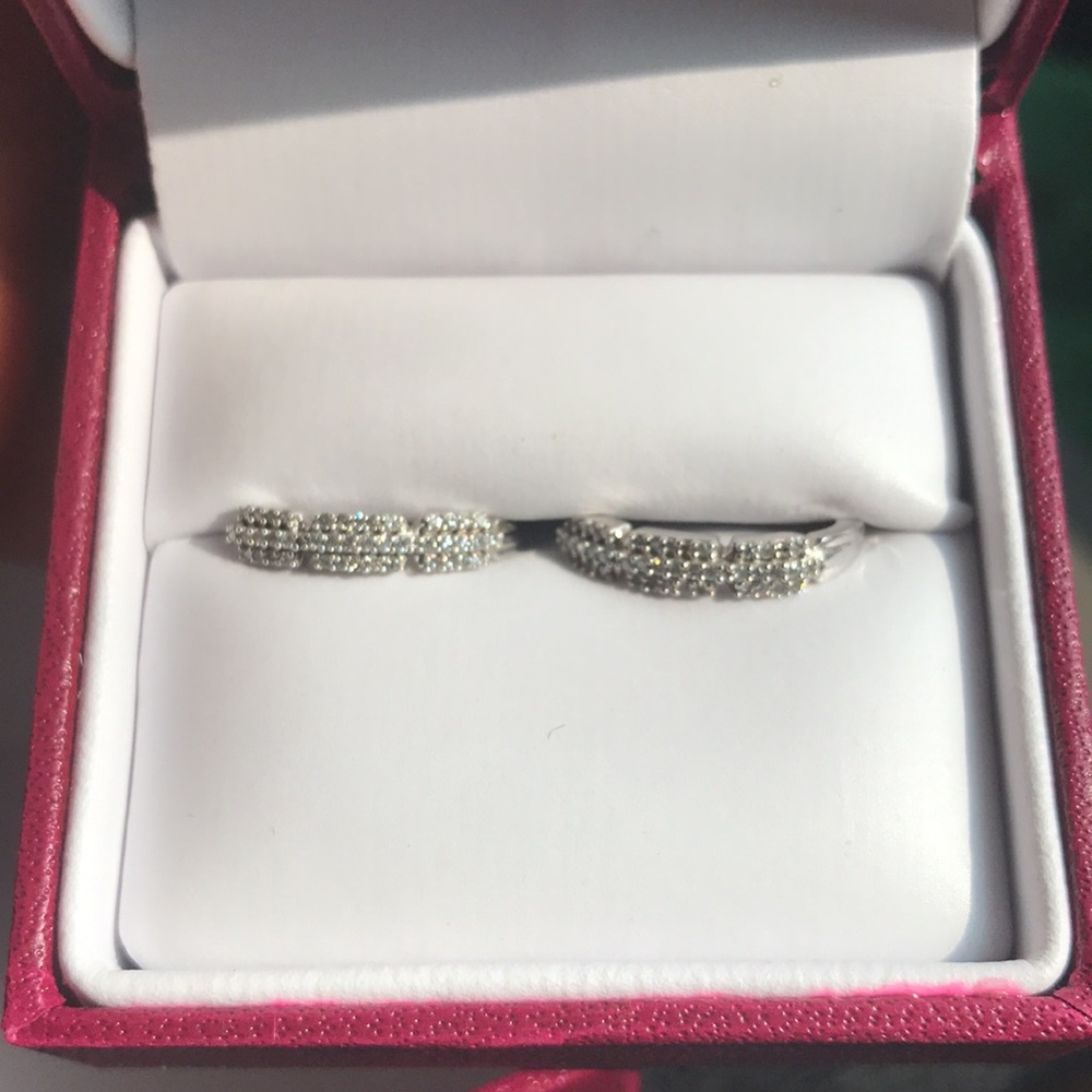 New in box never worn Helzberg earrings